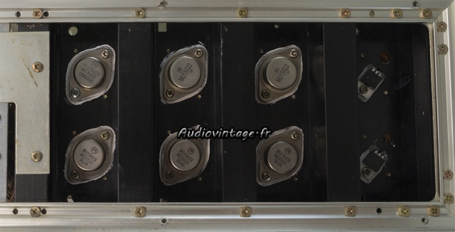 Accuphase P-300 II : canal droit révisé. Micas neufs et graisse fraiche.