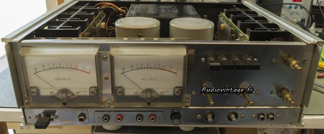 Accuphase P-300 II : façade retirée.
