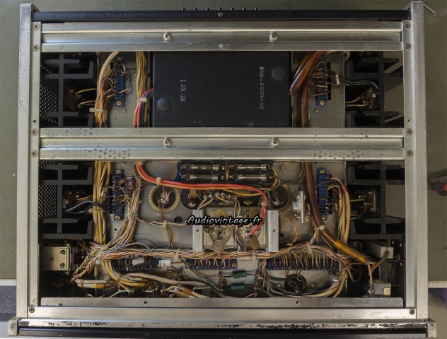 Accuphase P-300 II : dessous, terminé.