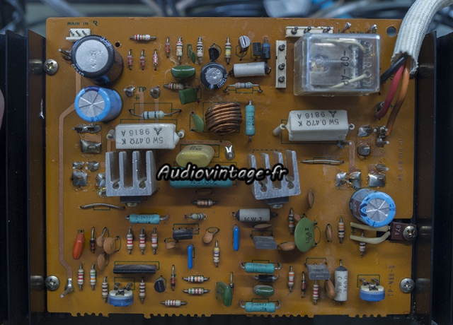 Aiwa AA-8700E : circuit driver droit à réviser.