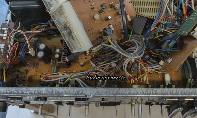 Aiwa AA-8700E : le fil vert sur le bouton vert.
