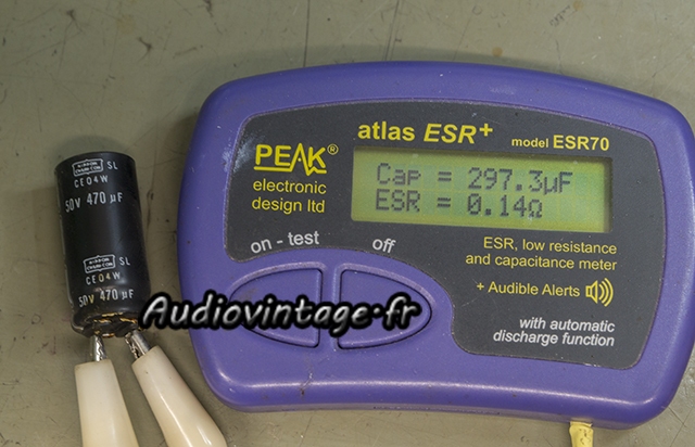 Aiwa AA-8700E : condensateur très fatigué !