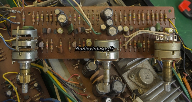 Akai AA-5510 : "volume PC board" à réviser.