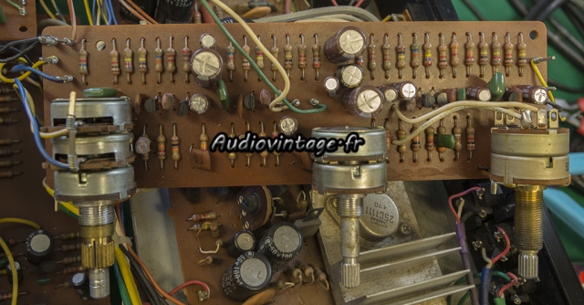 Akai AA-5510 : "volume PC board" révisé.