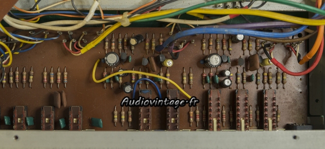 Akai AA-5510 : phono à revoir.