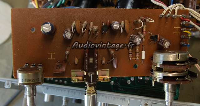 Akai AM-2200 : circuit de tonalité révisé.