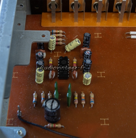 Akai AM-2200 : étage phono avant intervention.
