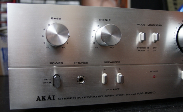 Akai AM-2250
