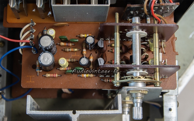 Akai AM-2800 : étage phono à revoir.
