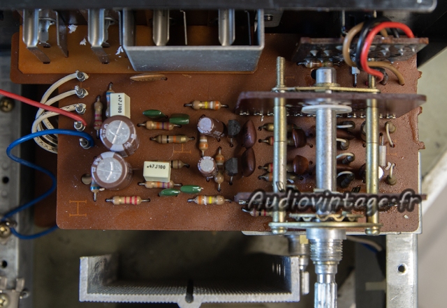 Akai AM-2800 : étage phono révisé.