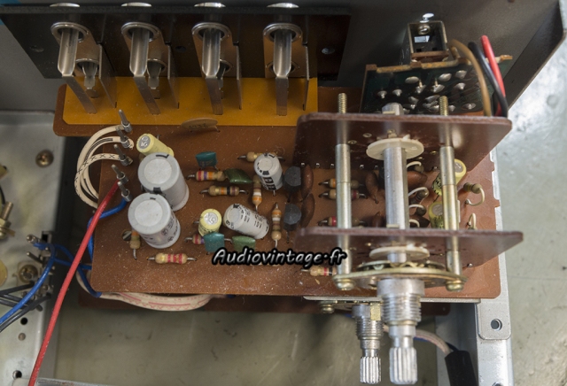 Akai AM-2600 : circuit phono à réviser.