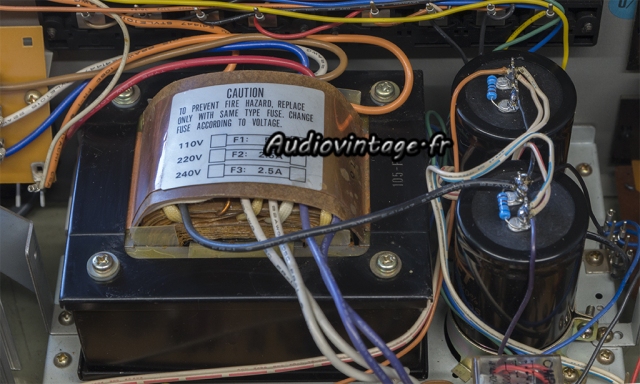Akai AM-2600 : condensateurs de filtrage d'alimentation neufs.