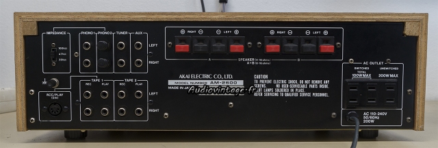 Akai AM-2600 : connectique.