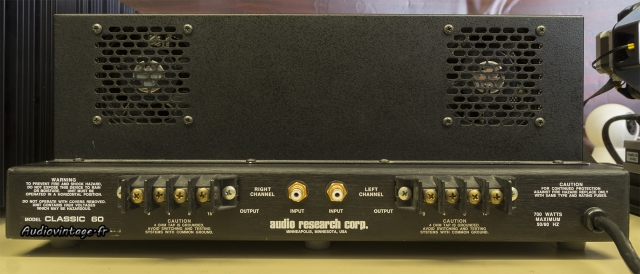 Audio Research Classic 60 : connectique et ventilation forcée.