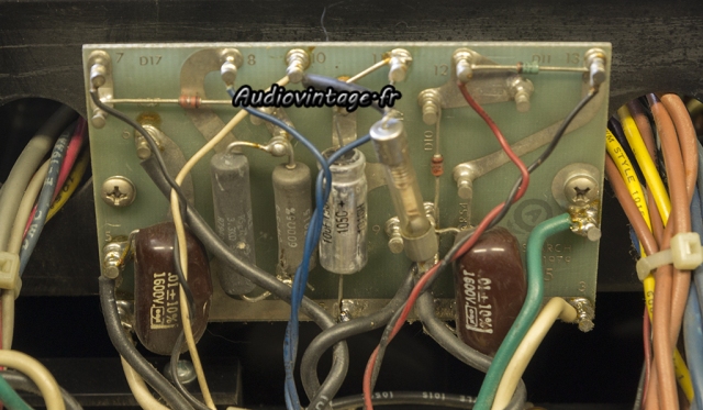 Audio Research D-79A : condensateur chimique neuf en place.