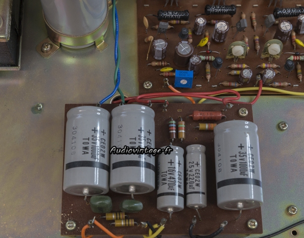 Audiotronic LA-1700 : capas à remplacer.