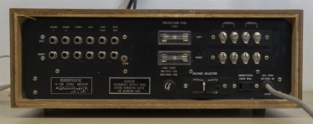Audiotronic LA-1700 : connectique.