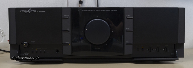 Grundig V2 :  les commandes sous le bandeau pivotant.