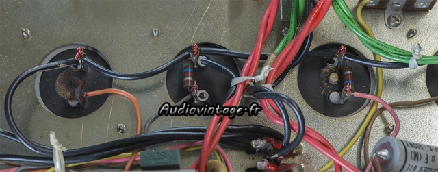 Harman Kardon 930 : condensateurs kaput.