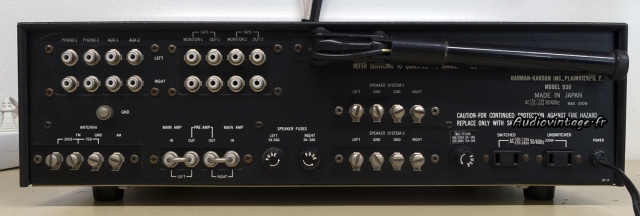 Harman Kardon 930 : connectique.