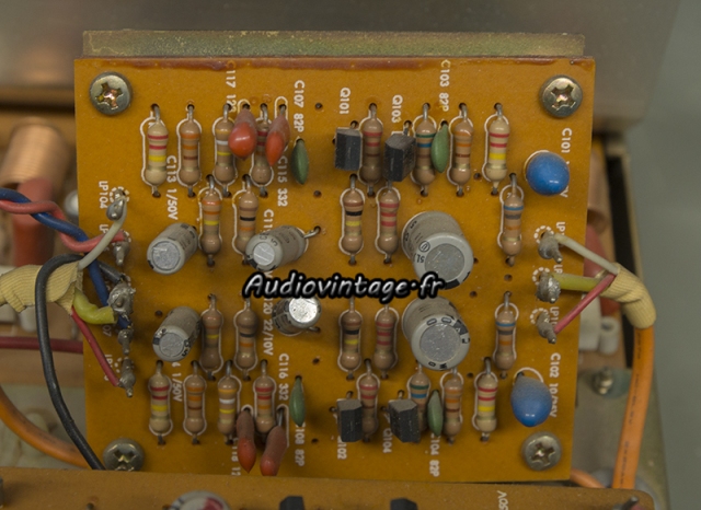 Harman Kardon A401 : circuit phono à réviser.