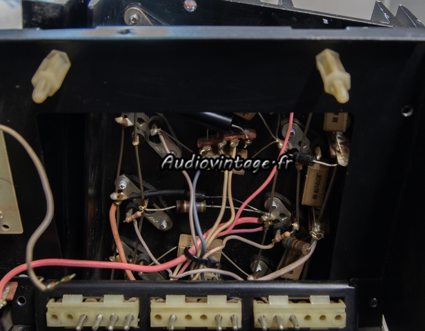 Harman Kardon Citation 16A : condensateurs chimiques axiaux remplacés.
