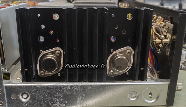Kenwood KA-6000 : transistors de puissances neufs sur les deux canaux.