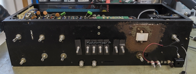 Luxman C-1000 : rouille bien présente.