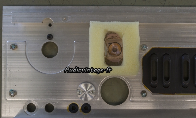 Luxman C-1000 : mousse neuve en place.