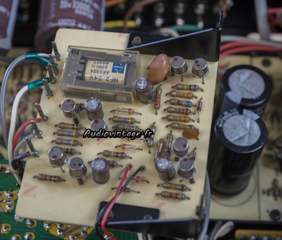 Luxman C-1000 : circuit muting révisé.