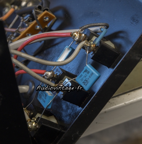 Luxman C-1000 : condensateurs remplacés.