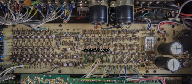 Luxman C-1000 : nombreux composants remplacés sur le circuit principal.
