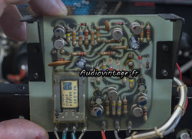 Luxman C-1000 : circuit de muting révisé.
