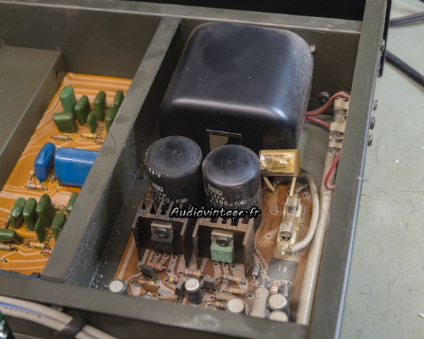 Luxman C-12 : alimentation à réviser.