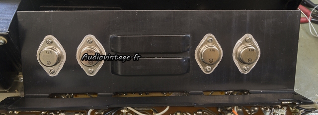 Luxman L-30 : transistors neufs.