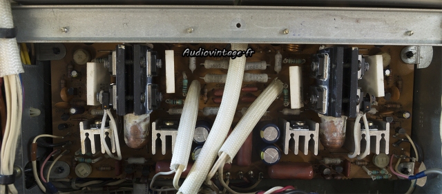 Luxman M-120A : transistors et condensateurs neufs.