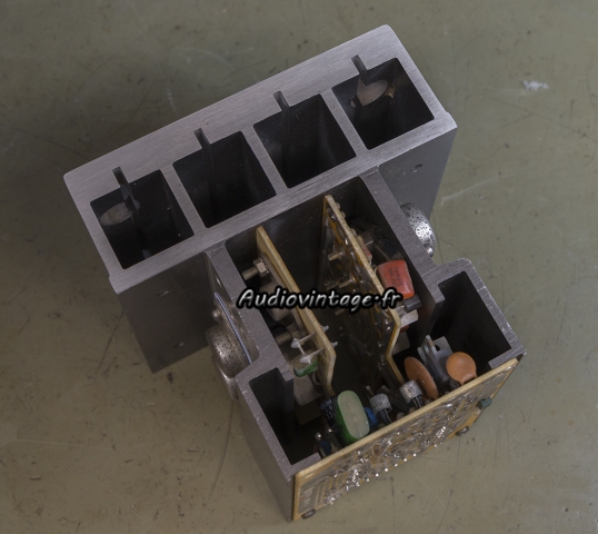 Luxman M-2000 : retrait d'un circuit d'amplification.