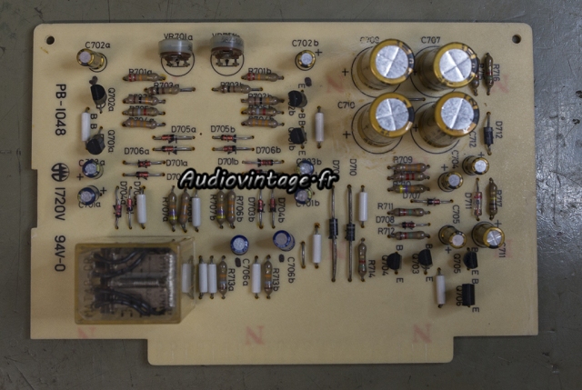 Luxman M-2000 : circuit vumètres et standby révisé.