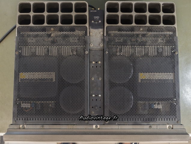 Luxman M-4000A : grilles encore en place.