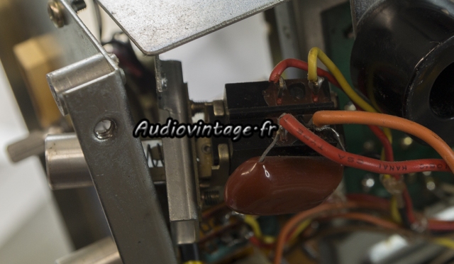 Marantz 1070 : switch et capa HS.