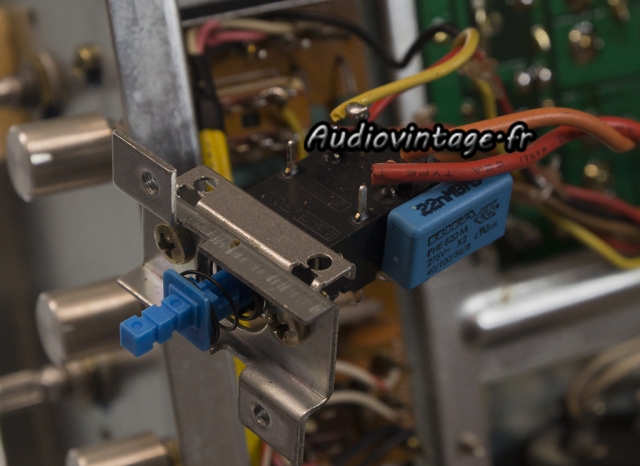 Marantz 1070 : switch on/off neuf.