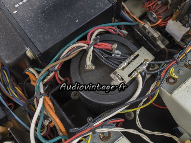 Marantz 140 : double condensateur de filtrage très usé.