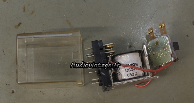 Marantz 140 : relais en cours de désoxydation.