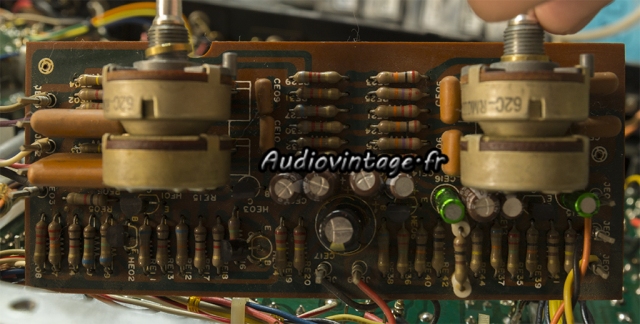 Marantz 2215 BL : circuit de tonalité révisé.