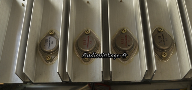 Marantz 2238B : transistors montés sur des micas neufs et de la graisse fraîche.