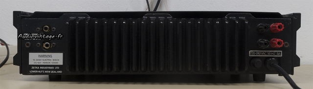 McLaren 702 : connectique.