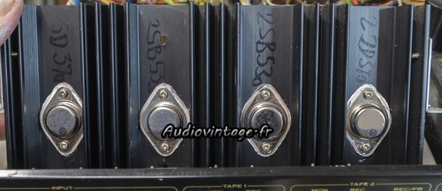 Pioneer SA-8100 : transistors de puissances neufs.