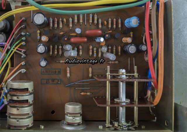 Pioneer SA-8500 : circuit phono à  réviser.
