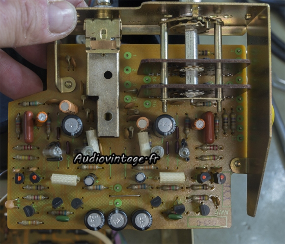 Pioneer SA-8500 II : circuit phono à réviser.