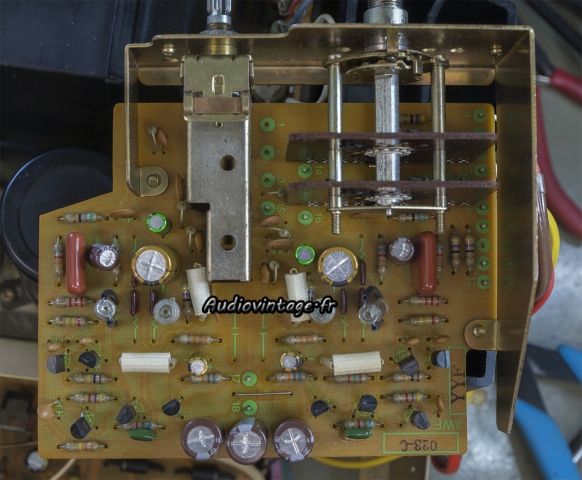 Pioneer SA-8500 II : circuit phono révisé.